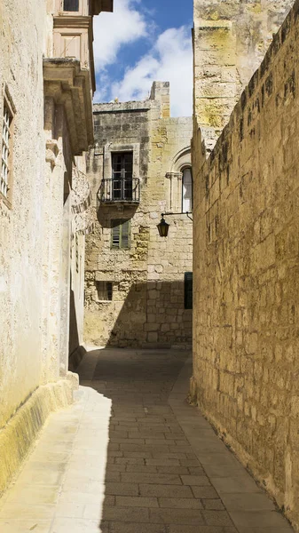 Rue avec bâtiments traditionnels maltais à Mdina — Photo