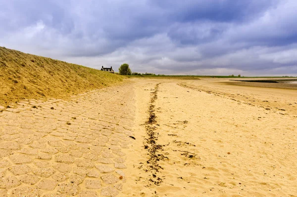 Ολλανδικό τοπίο με ανάχωμα — Φωτογραφία Αρχείου