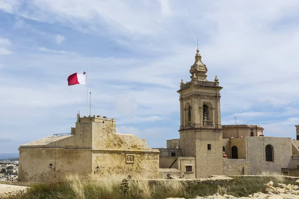 Katedrála a maltská vlajka — Stock fotografie