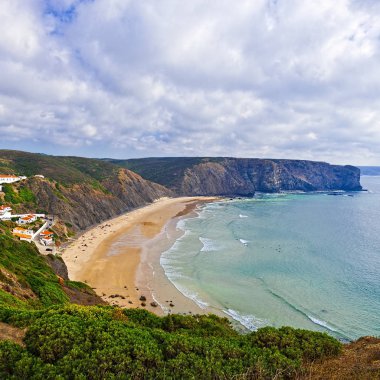 Atlantik Okyanusu 'nun kayalık kıyıları
