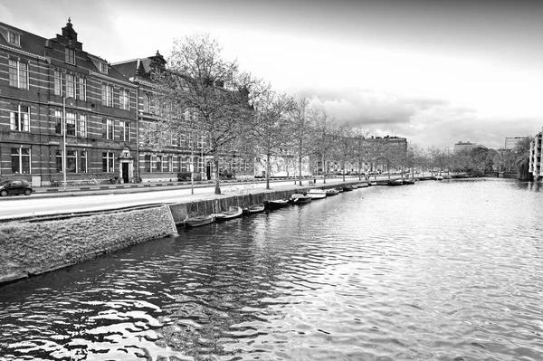 Embankment dans le centre historique d'Amsterdam — Photo