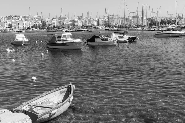 Лодки на фоне города . — стоковое фото