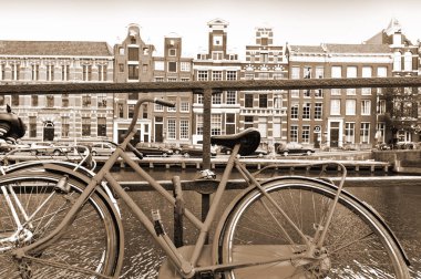 Bir dolgu Amsterdam'da Park bike
