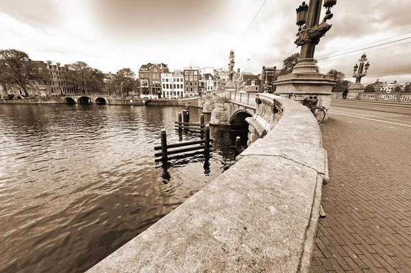 Amsterdam'da köprü — Stok fotoğraf