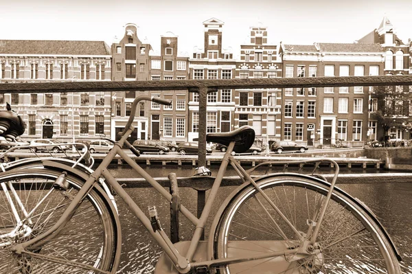 Bicicleta estacionada en un embarcadero en Ámsterdam — Foto de Stock