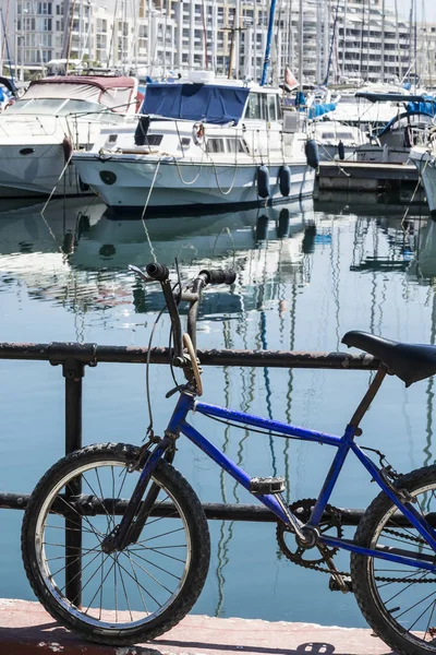 Fiets op de dijk van Malta — Stockfoto