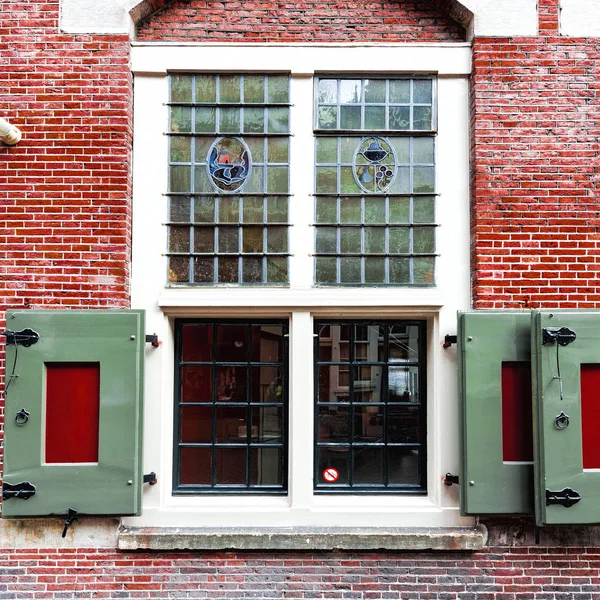 Fachada de tijolo da casa na Holanda . — Fotografia de Stock