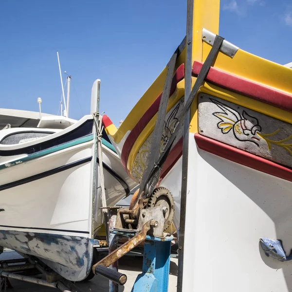 Barcos no carrinho para lançamento — Fotografia de Stock