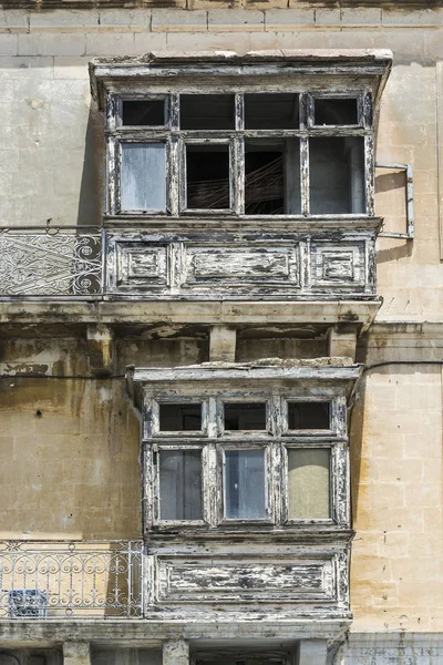 Поврежденный традиционный мальтийский балкон — стоковое фото