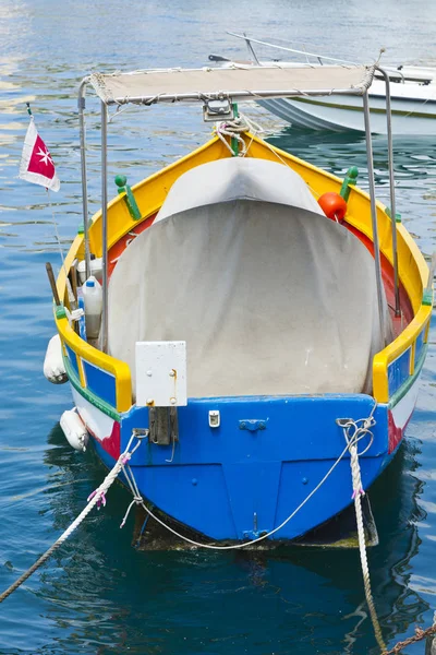 Deniz demirledi tekne — Stok fotoğraf