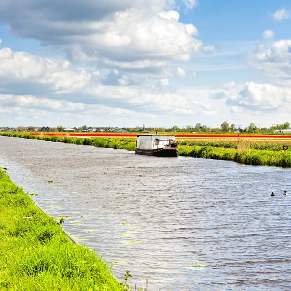 Houseboat on the Irrigation Canal — Stock Photo, Image