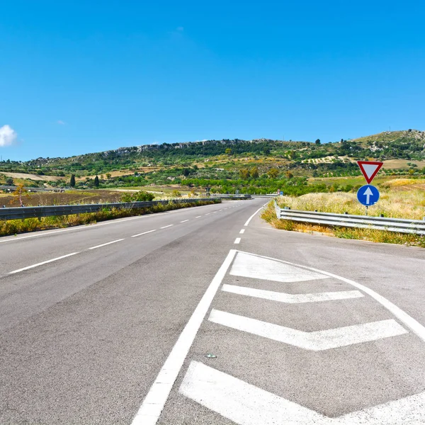 Wiadukt autostrady w dolinie na Sycylii — Zdjęcie stockowe