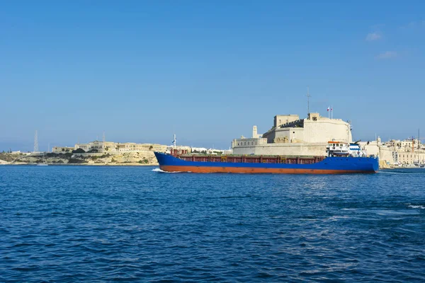 Navio sai do porto — Fotografia de Stock