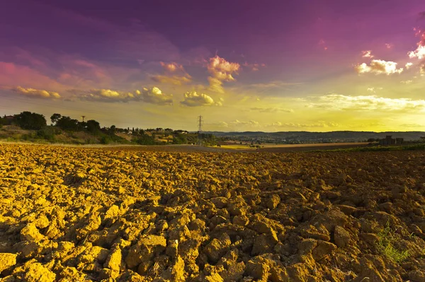 Paisaje rural con campo arado — Foto de Stock