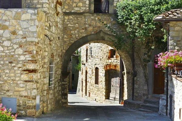 Gata med Archway i Italien — Stockfoto