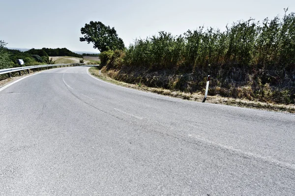 Estrada de asfalto entre campos — Fotografia de Stock