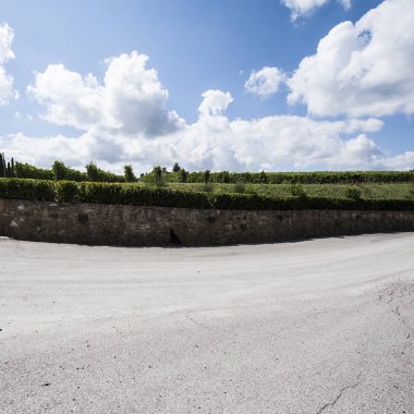  Üzüm bağları arasında yol 