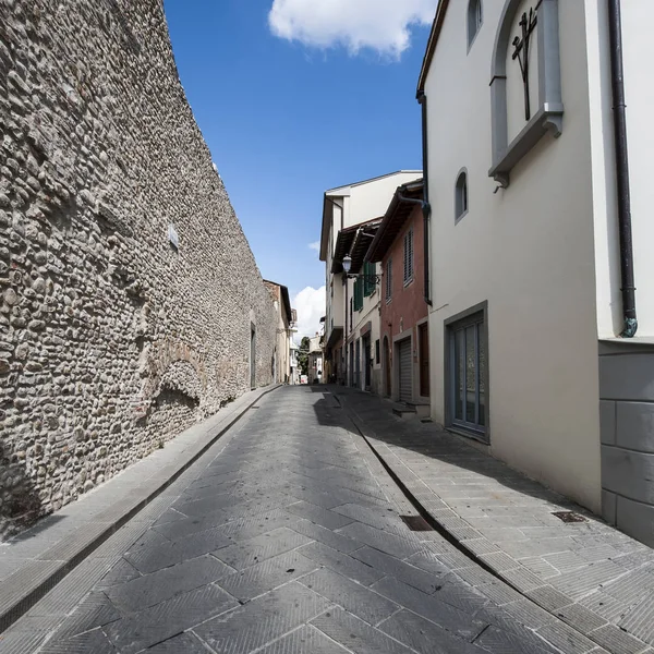 Улица в старом городе без людей — стоковое фото