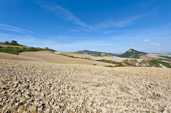 Geploegd glooiende heuvels van Toscane — Stockfoto