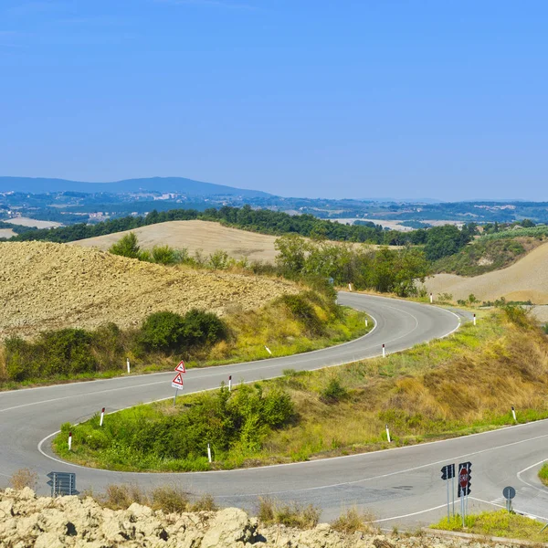 Asfalto strada tra i campi — Foto Stock