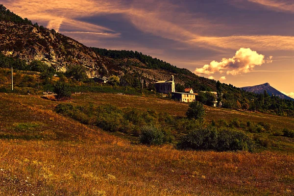 Villaggio nelle Alpi — Foto Stock