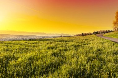 Gün batımında İsviçre Alpleri'nde