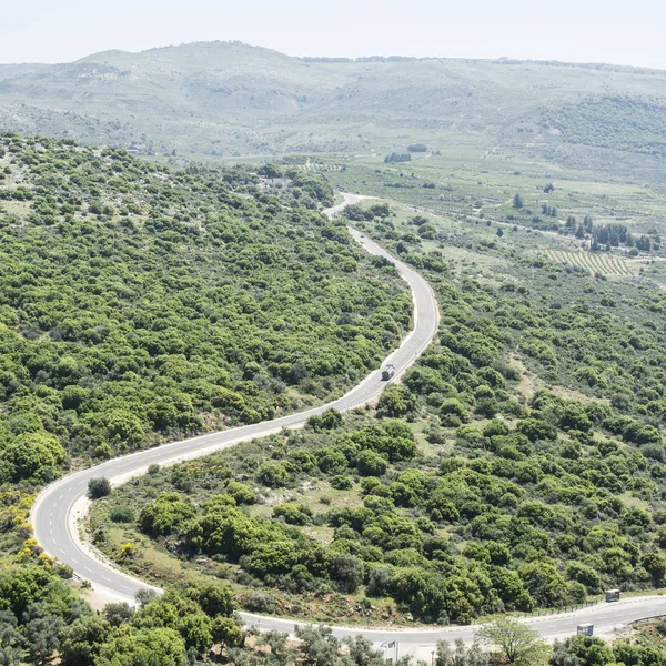 Weg op de Golan-hoogvlakte in Israël. — Stockfoto