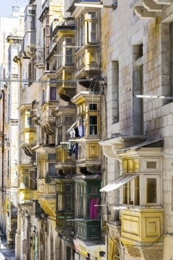 Malta Valletta balkonda.