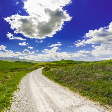 Toprak yol çayır İtalya arasında