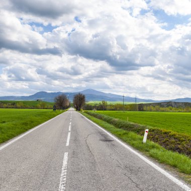 Çayır İtalya arasındaki asfalt yol 