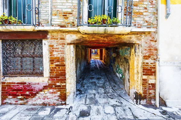 Street with archway in Venice — Stock Photo, Image