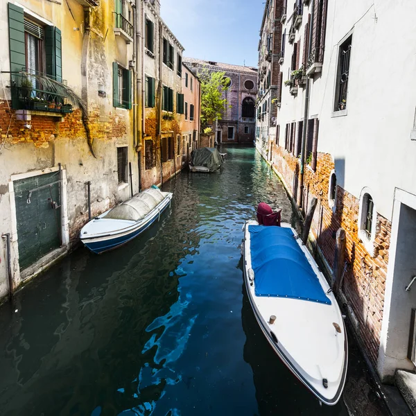 Canal è la strada di Venezia — Foto Stock