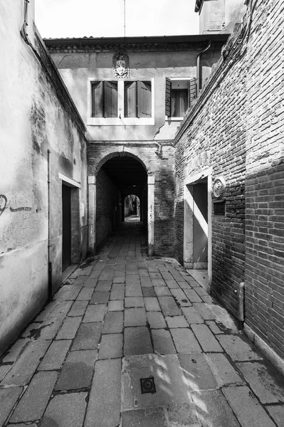 Calle con arco en Venecia — Foto de Stock
