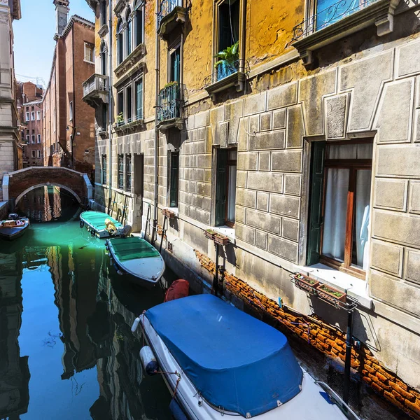 Canal é a rua em Veneza — Fotografia de Stock