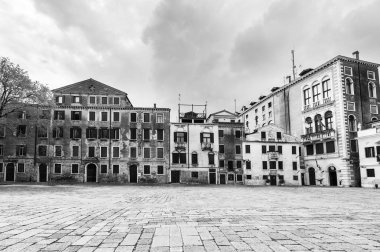 Üşütüp, hasta Venedik üzerinden zarar