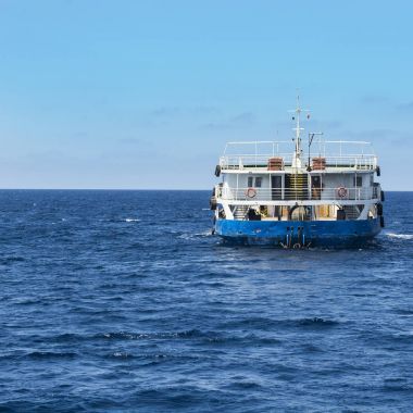Kargo gemisi boğazın geçer 