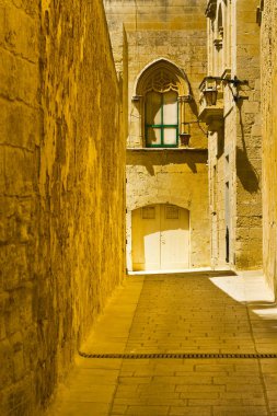 Mdina geleneksel Malta binalar ile sokak