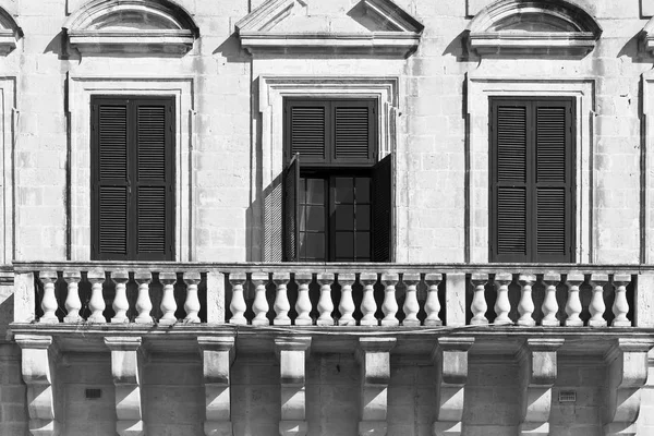 Fenêtres traditionnelles maltaises — Photo