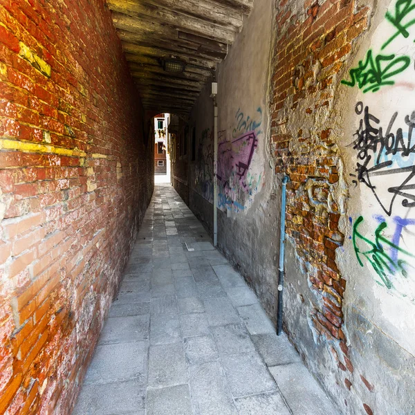 Rua com arco em Veneza — Fotografia de Stock