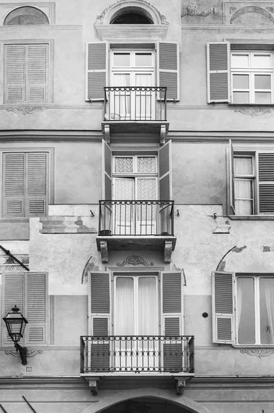 Italienischer balkon in cuneo — Stockfoto