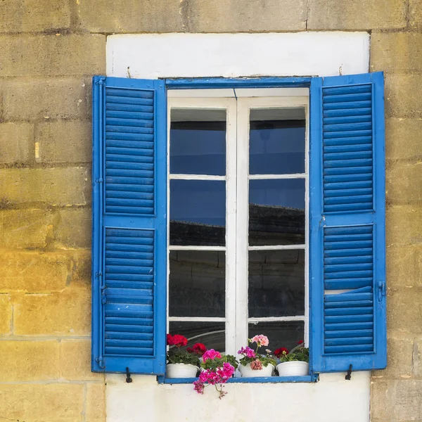 Malta pencere çiçeklerle süslenmiş — Stok fotoğraf