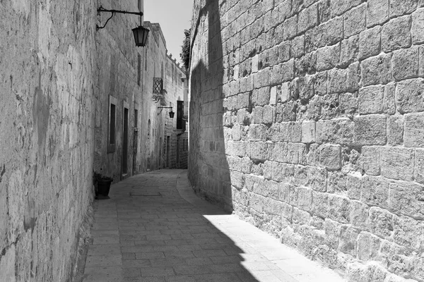 Rua com edifícios tradicionais malteses em Mdina — Fotografia de Stock