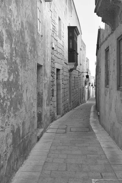 Улица с традиционными мальтийскими зданиями в Мдине — стоковое фото