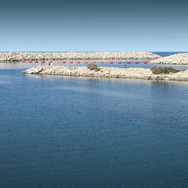 Breakwater protecting the beach — Stock Photo, Image