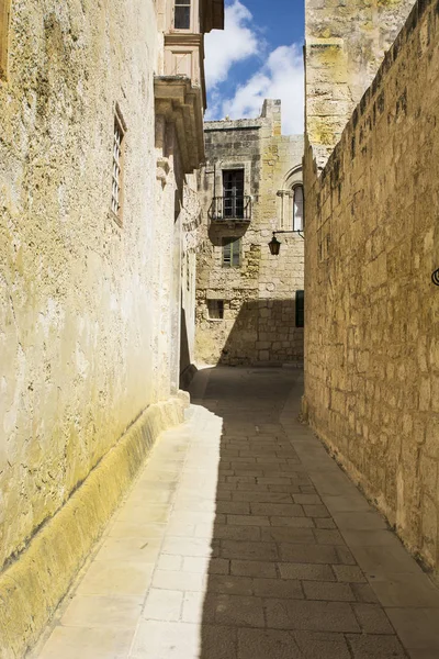 Улица с традиционными мальтийскими зданиями в Мдине — стоковое фото