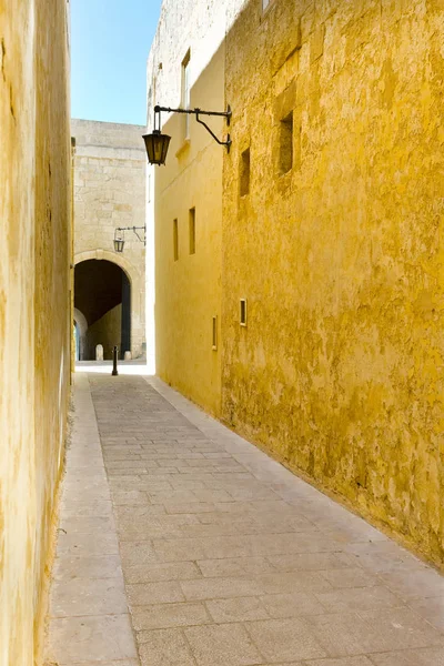Mdina geleneksel Malta binalar ile sokak — Stok fotoğraf