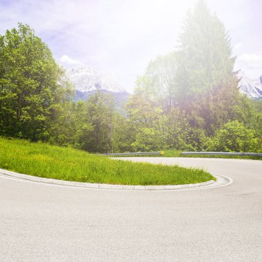 İtalyan Alpleri'nde asfalt yol