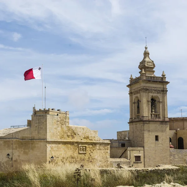 Cathedral and flag of Malta — Stock Photo, Image