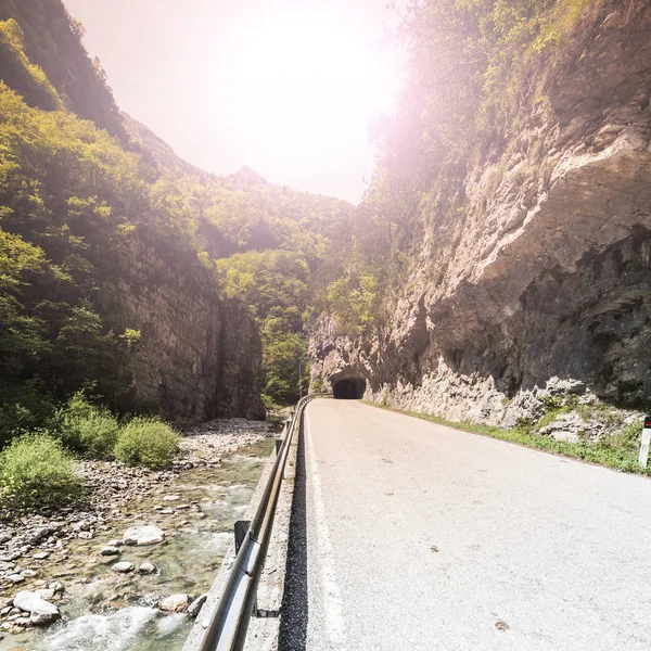 Cañón de montaña con carretera y arroyo — Foto de Stock