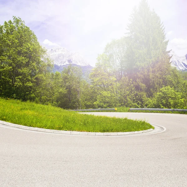 İtalyan Alpleri'nde asfalt yol